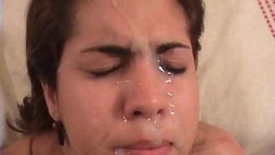 ቆንጆ የላቲን ብሩኔት ሻካራ ወሲብ አላት።